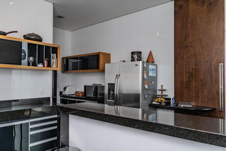 Casa à venda com 700m², 4 quartos e 6 vagas Casa à venda com 700m², 4 quartos e 6 vagasCozinha