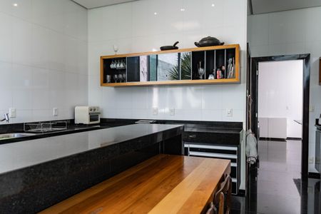 Casa à venda com 700m², 4 quartos e 6 vagas Casa à venda com 700m², 4 quartos e 6 vagasCozinha