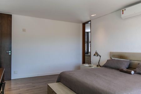 Casa à venda com 700m², 4 quartos e 6 vagas Casa à venda com 700m², 4 quartos e 6 vagasSuíte 1