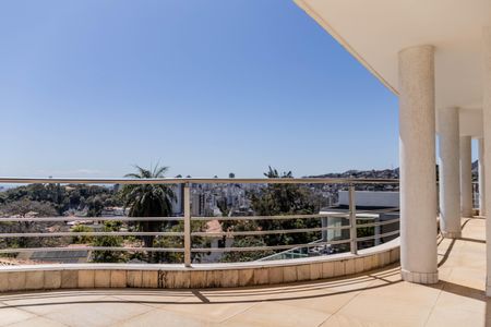 Casa à venda com 700m², 4 quartos e 6 vagas Casa à venda com 700m², 4 quartos e 6 vagasVaranda da Suíte 1