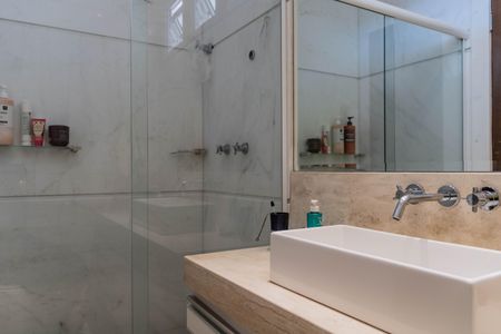 Casa à venda com 700m², 4 quartos e 6 vagas Casa à venda com 700m², 4 quartos e 6 vagasBanheiro da Suíte 2