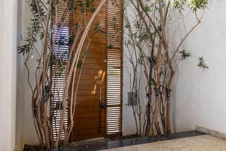 Casa à venda com 700m², 4 quartos e 6 vagas Casa à venda com 700m², 4 quartos e 6 vagasEntrada