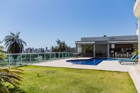 Casa à venda com 700m², 4 quartos e 6 vagas Casa à venda com 700m², 4 quartos e 6 vagasÁrea Externa