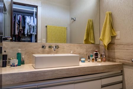 Casa à venda com 700m², 4 quartos e 6 vagas Casa à venda com 700m², 4 quartos e 6 vagasBanheiro da Suíte 2