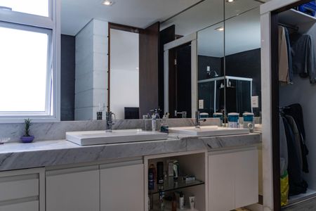 Casa à venda com 700m², 4 quartos e 6 vagas Casa à venda com 700m², 4 quartos e 6 vagasBanheiro da Suíte 1