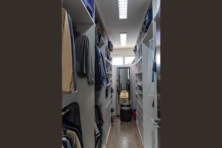 Casa à venda com 700m², 4 quartos e 6 vagas Casa à venda com 700m², 4 quartos e 6 vagasCloset da Suíte 1