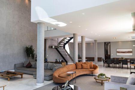 Casa à venda com 700m², 4 quartos e 6 vagas Casa à venda com 700m², 4 quartos e 6 vagasSala