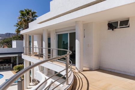 Casa à venda com 700m², 4 quartos e 6 vagas Casa à venda com 700m², 4 quartos e 6 vagasVaranda da Suíte 1