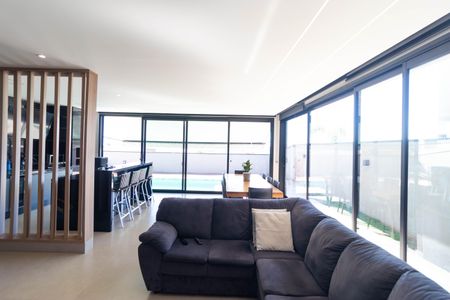 Casa de condomínio à venda com 450m², 3 quartos e 4 vagasSala de TV