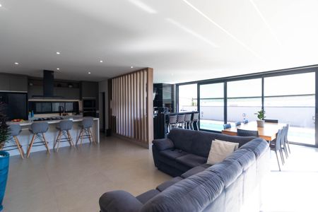 Casa de condomínio à venda com 450m², 3 quartos e 4 vagasSala de TV