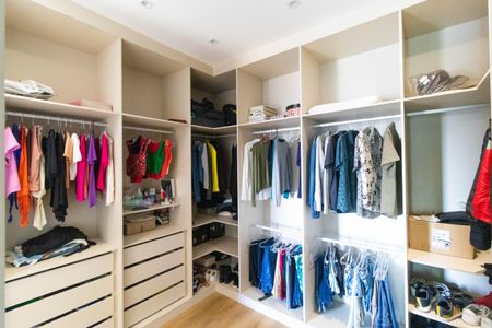 Casa de condomínio à venda com 450m², 3 quartos e 4 vagasCloset da Suíte 1