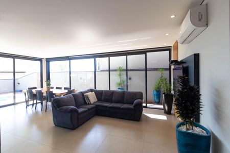 Casa de condomínio à venda com 450m², 3 quartos e 4 vagasSala de TV