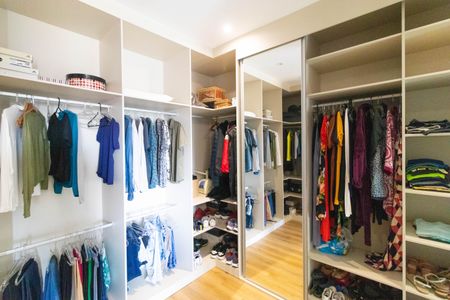 Casa de condomínio à venda com 450m², 3 quartos e 4 vagasCloset da Suíte 1