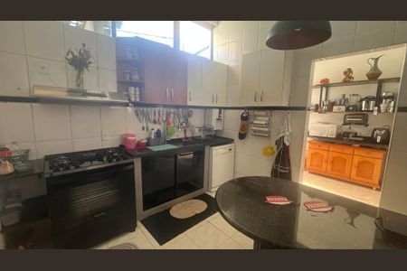 Casa para alugar com 799m², 6 quartos e 3 vagas Casa para alugar com 799m², 6 quartos e 3 vagasCozinha - Armários