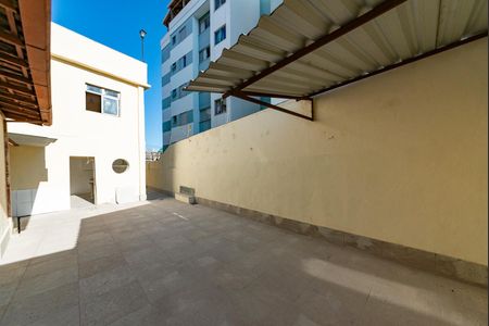 Casa para alugar com 563m², 5 quartos e 6 vagasQuintal