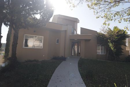 Casa de condomínio à venda com 1215m², 4 quartos e 5 vagas Casa de condomínio à venda com 1215m², 4 quartos e 5 vagasFachada