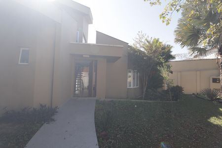 Casa de condomínio à venda com 1215m², 4 quartos e 5 vagas Casa de condomínio à venda com 1215m², 4 quartos e 5 vagasFachada