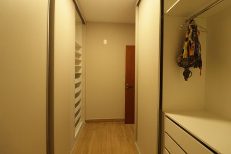 Casa de condomínio à venda com 1215m², 4 quartos e 5 vagas Casa de condomínio à venda com 1215m², 4 quartos e 5 vagas Closet /Suíte 1