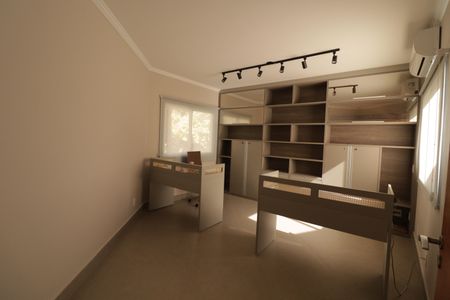 Casa de condomínio à venda com 1215m², 4 quartos e 5 vagas Casa de condomínio à venda com 1215m², 4 quartos e 5 vagasEscritório