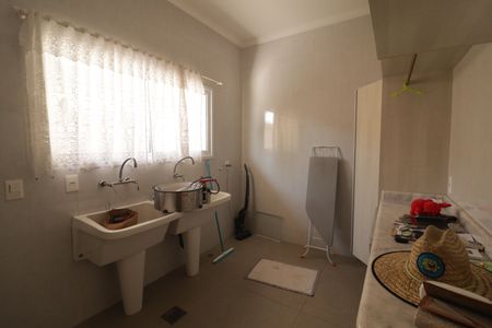 Casa de condomínio à venda com 1215m², 4 quartos e 5 vagas Casa de condomínio à venda com 1215m², 4 quartos e 5 vagasÁrea de Serviço