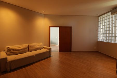 Casa de condomínio à venda com 1215m², 4 quartos e 5 vagas Casa de condomínio à venda com 1215m², 4 quartos e 5 vagasSala