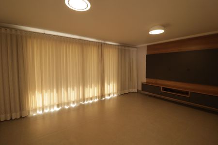 Casa de condomínio à venda com 1215m², 4 quartos e 5 vagas Casa de condomínio à venda com 1215m², 4 quartos e 5 vagasSala 2