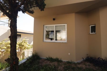 Casa de condomínio à venda com 1215m², 4 quartos e 5 vagas Casa de condomínio à venda com 1215m², 4 quartos e 5 vagasFachada