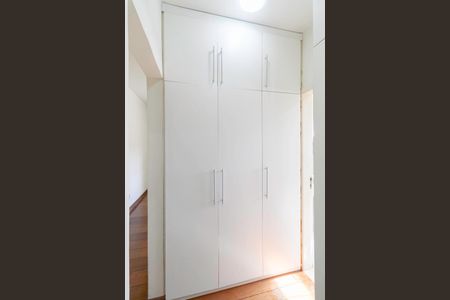 Casa à venda com 341m², 5 quartos e 6 vagas Casa à venda com 341m², 5 quartos e 6 vagasCloset da suíte
