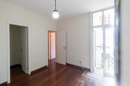 Casa à venda com 341m², 5 quartos e 6 vagas Casa à venda com 341m², 5 quartos e 6 vagasQuarto 4