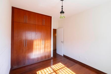 Casa à venda com 341m², 5 quartos e 6 vagas Casa à venda com 341m², 5 quartos e 6 vagasQuarto 3