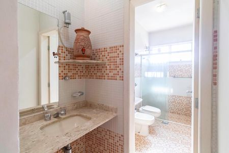 Casa à venda com 341m², 5 quartos e 6 vagas Casa à venda com 341m², 5 quartos e 6 vagasLavabo 2