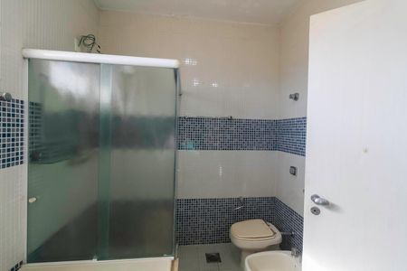 Casa à venda com 341m², 5 quartos e 6 vagas Casa à venda com 341m², 5 quartos e 6 vagasBanheiro da suíte