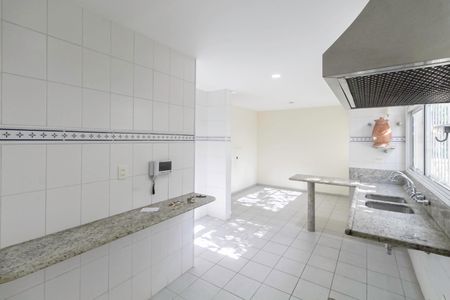 Casa à venda com 341m², 5 quartos e 6 vagas Casa à venda com 341m², 5 quartos e 6 vagasCozinha