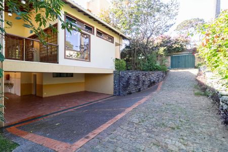 Casa à venda com 341m², 5 quartos e 6 vagas Casa à venda com 341m², 5 quartos e 6 vagasEntrada