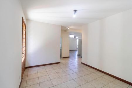Casa à venda com 341m², 5 quartos e 6 vagas Casa à venda com 341m², 5 quartos e 6 vagasSala 3