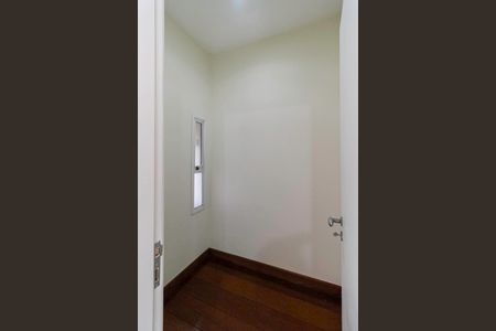 Casa à venda com 341m², 5 quartos e 6 vagas Casa à venda com 341m², 5 quartos e 6 vagasCloset do quarto 4