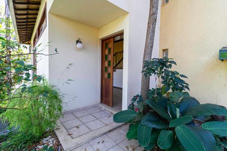 Casa à venda com 341m², 5 quartos e 6 vagas Casa à venda com 341m², 5 quartos e 6 vagasEntrada