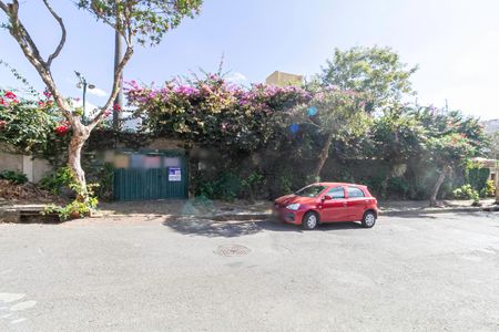 Casa à venda com 341m², 5 quartos e 6 vagas Casa à venda com 341m², 5 quartos e 6 vagasFachada