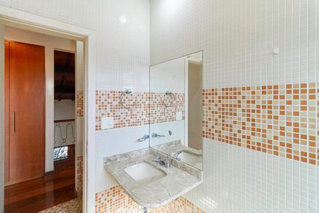 Casa à venda com 341m², 5 quartos e 6 vagas Casa à venda com 341m², 5 quartos e 6 vagasBanheiro social