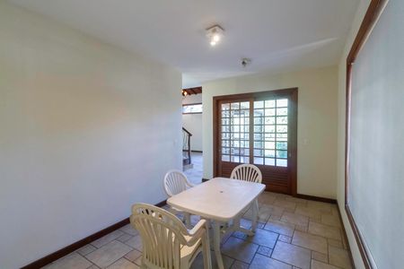 Casa à venda com 341m², 5 quartos e 6 vagas Casa à venda com 341m², 5 quartos e 6 vagasSala 2