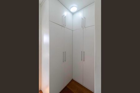 Casa à venda com 341m², 5 quartos e 6 vagas Casa à venda com 341m², 5 quartos e 6 vagasCloset da suíte