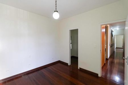 Casa à venda com 341m², 5 quartos e 6 vagas Casa à venda com 341m², 5 quartos e 6 vagasQuarto 4