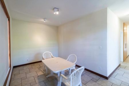 Casa à venda com 341m², 5 quartos e 6 vagas Casa à venda com 341m², 5 quartos e 6 vagasSala 2