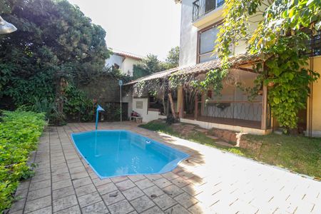Casa à venda com 341m², 5 quartos e 6 vagas Casa à venda com 341m², 5 quartos e 6 vagasPiscina