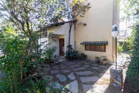 Casa à venda com 341m², 5 quartos e 6 vagas Casa à venda com 341m², 5 quartos e 6 vagasEntrada