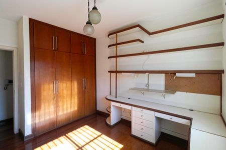 Casa à venda com 341m², 5 quartos e 6 vagas Casa à venda com 341m², 5 quartos e 6 vagasQuarto 2