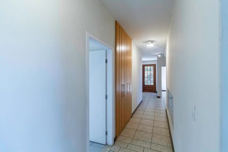 Casa à venda com 341m², 5 quartos e 6 vagas Casa à venda com 341m², 5 quartos e 6 vagasCorredor