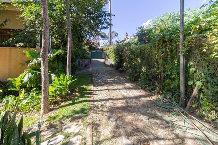 Casa à venda com 341m², 5 quartos e 6 vagas Casa à venda com 341m², 5 quartos e 6 vagasEntrada