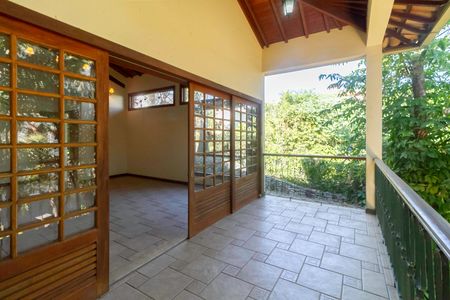 Casa à venda com 341m², 5 quartos e 6 vagas Casa à venda com 341m², 5 quartos e 6 vagasVaranda da sala 1