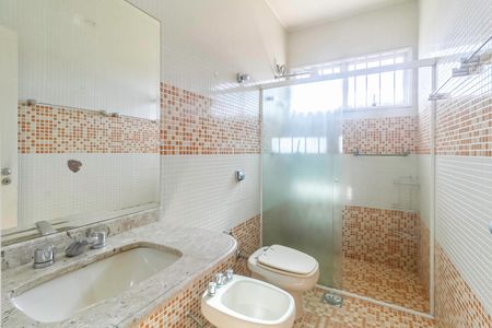 Casa à venda com 341m², 5 quartos e 6 vagas Casa à venda com 341m², 5 quartos e 6 vagasBanheiro social